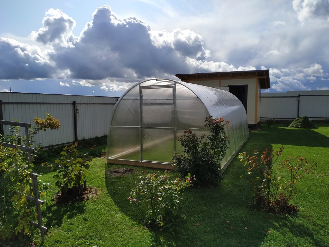 в углах теплицы холоднее, Эффект холодного угла