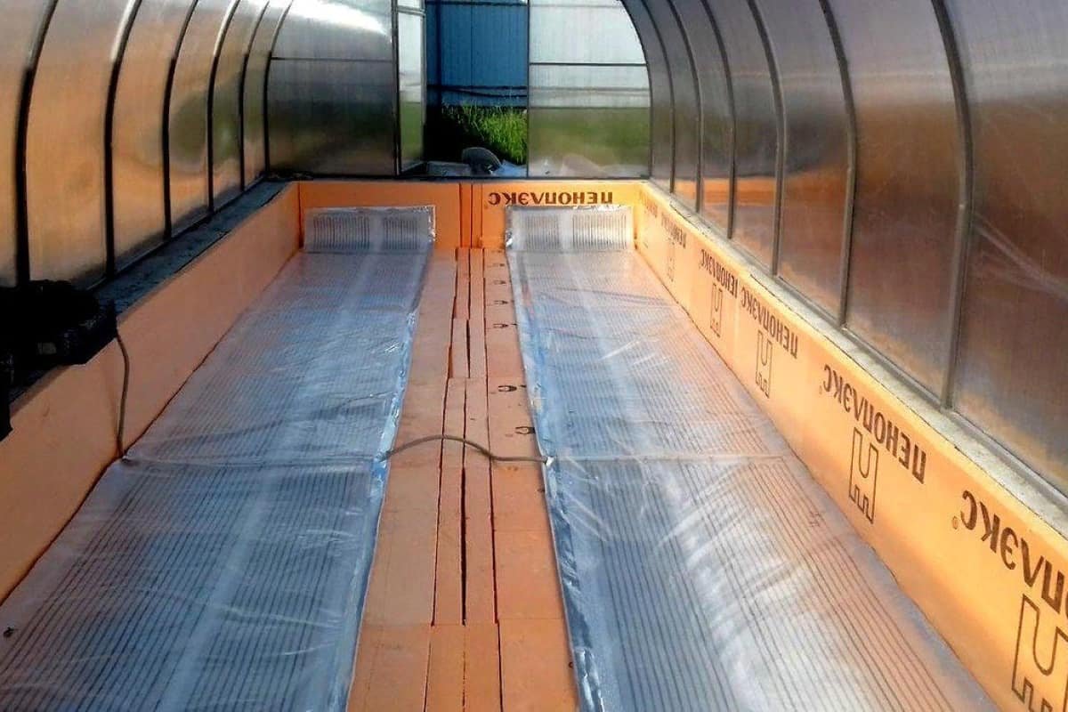 утеплить теплицу